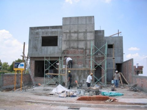La construcción cayó un 3,9% interanual pese a tener una leve mejoría en septiembre