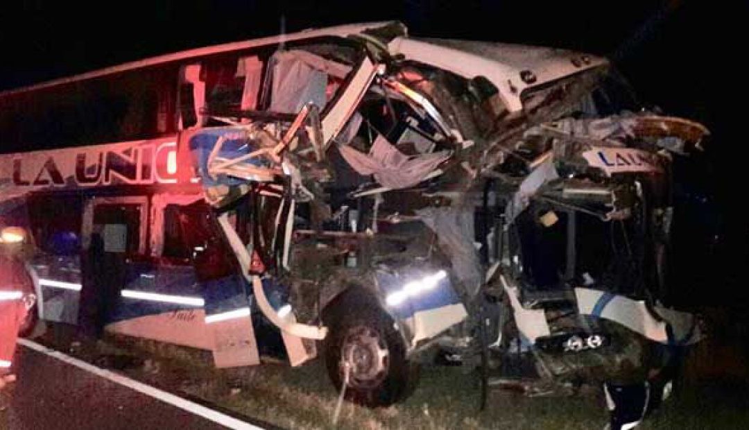Un colectivo que partió de Mendoza choco en Buenos Aires con un camión
