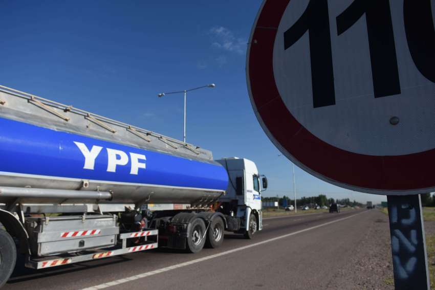 La empresa estatal YPF aumentaría las naftas todos los meses