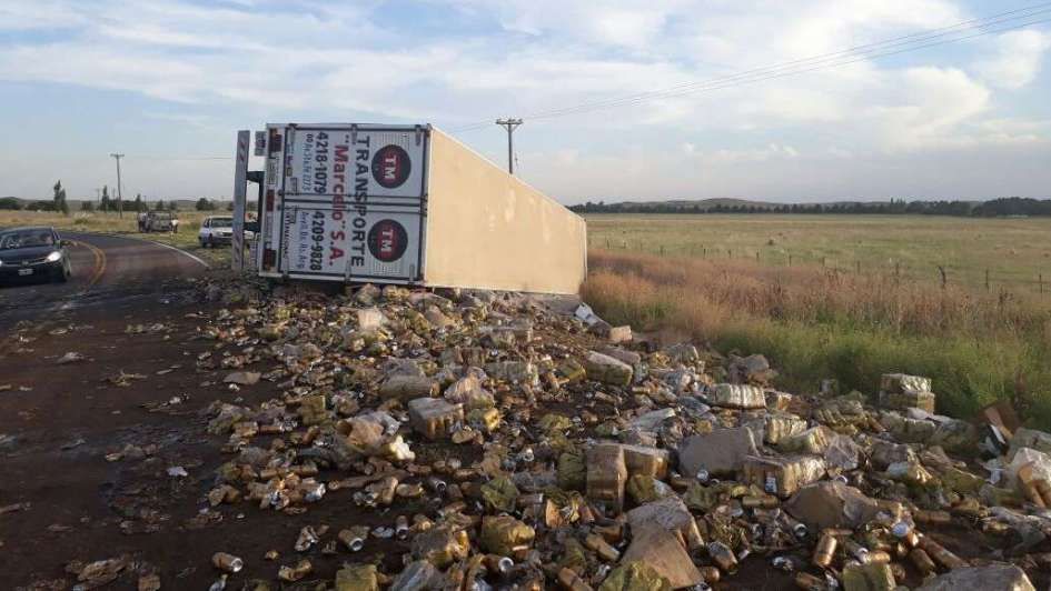 Volcó un camión que transportaba cerveza en lata
