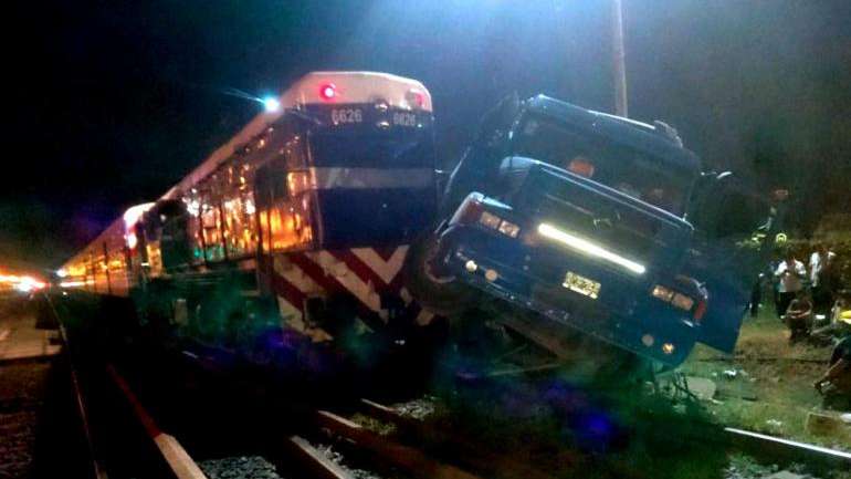 Buenos Aires: un tren del Sarmiento embistió un camión en Merlo