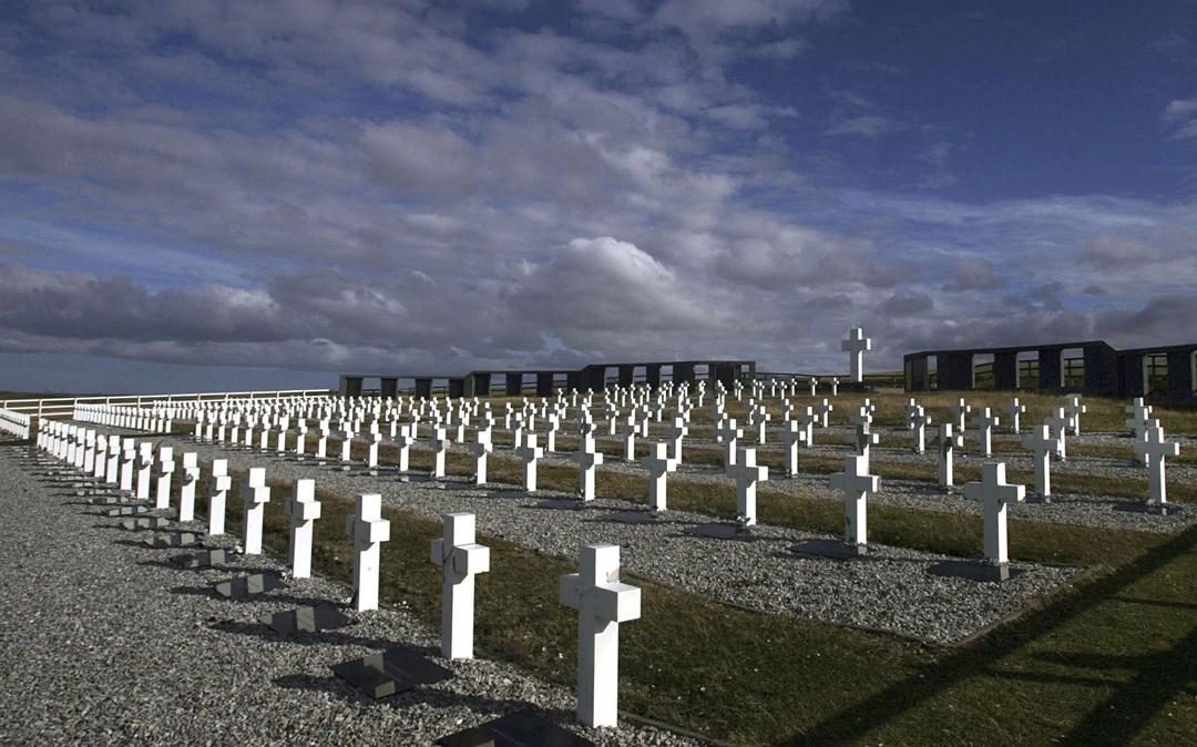 Malvinas: confirman que hay tumbas mal identificadas en el cementerio de Darwin