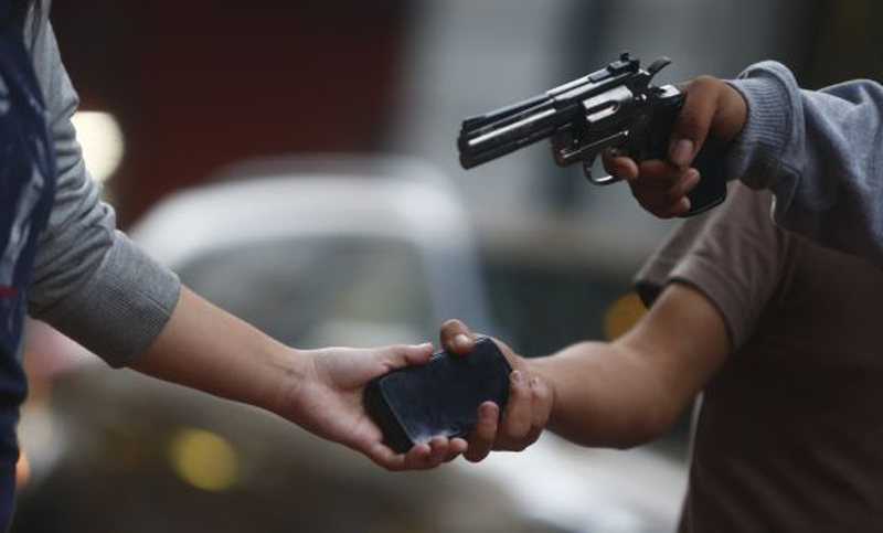 Los delincuentes no descansan en cuarentena: se roban 2.800 celulares por día