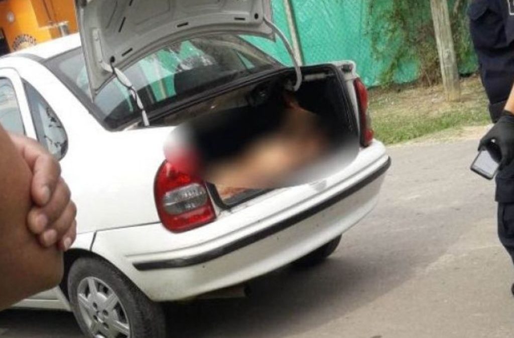 Hallan un cadáver apuñalado y desnudo en el baúl de un auto