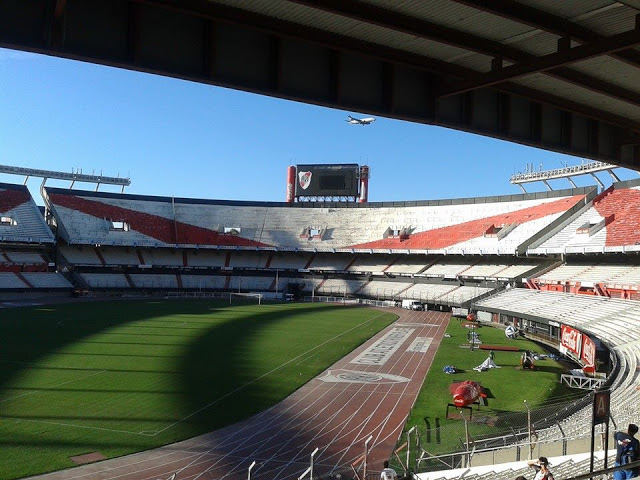 Allanaron el Monumental por supuestos casos de abuso sexual