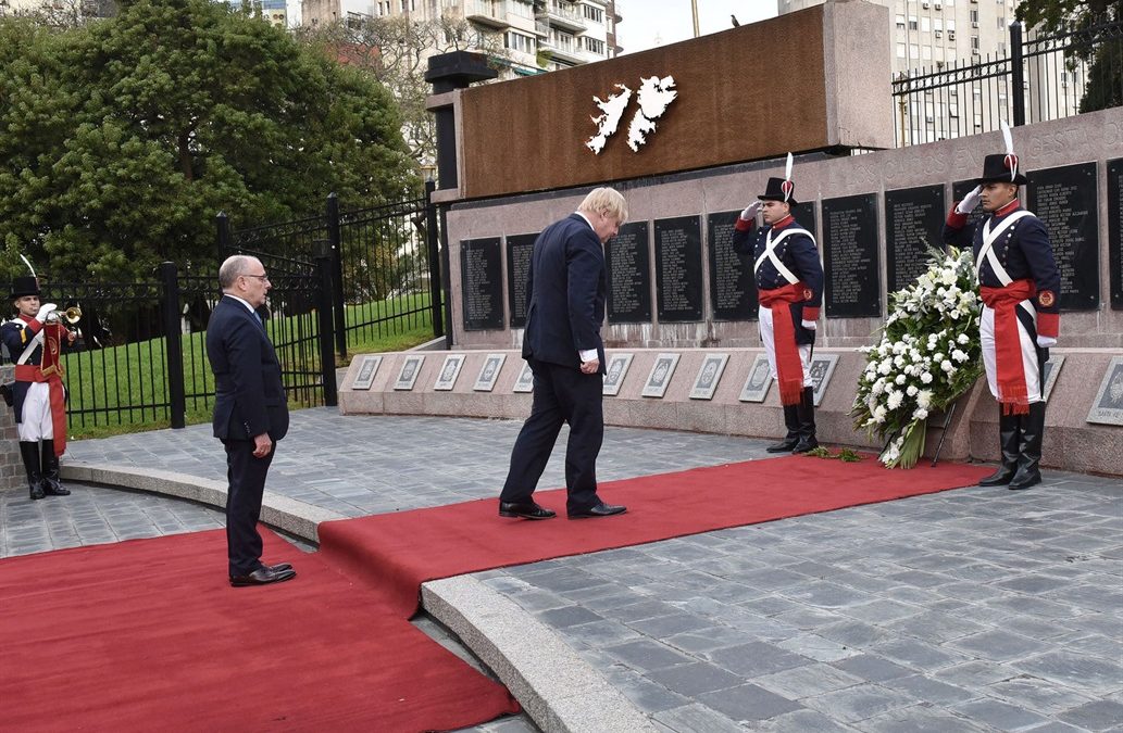 El canciller británico homenajeó a los soldados argentinos caídos en Malvinas