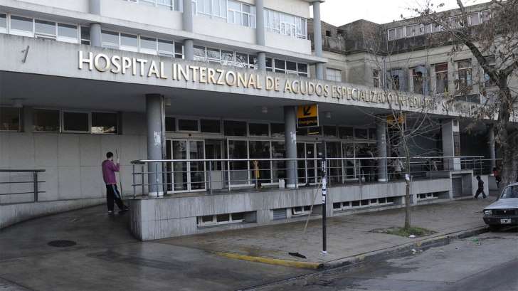 Se cortó la luz y debieron operar a una beba con las linternas de los celulares