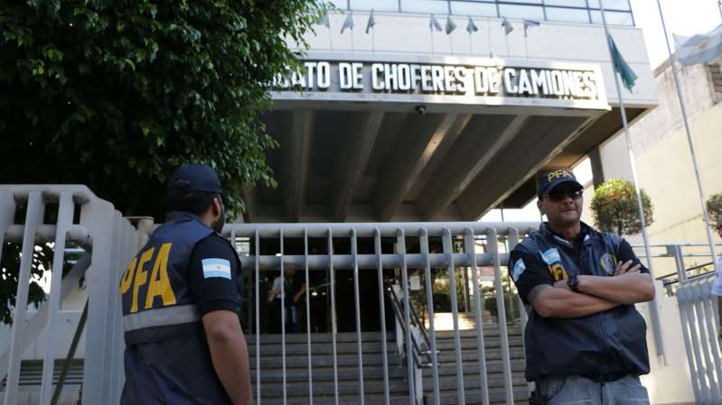 Allanan la sede central de Camioneros