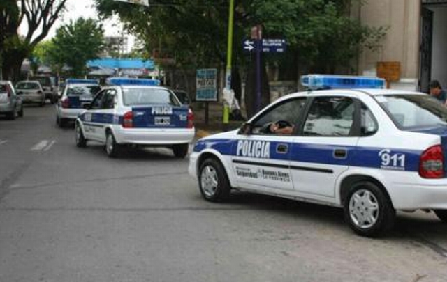 Policías suspendidos por robar y asaltar a su jefe