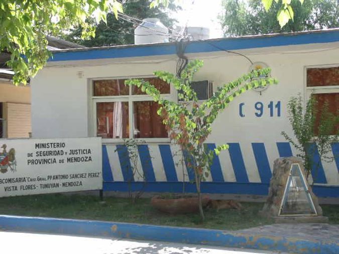 Vista Flores: dejó el auto estacionado y malvivientes le robaron herramientas