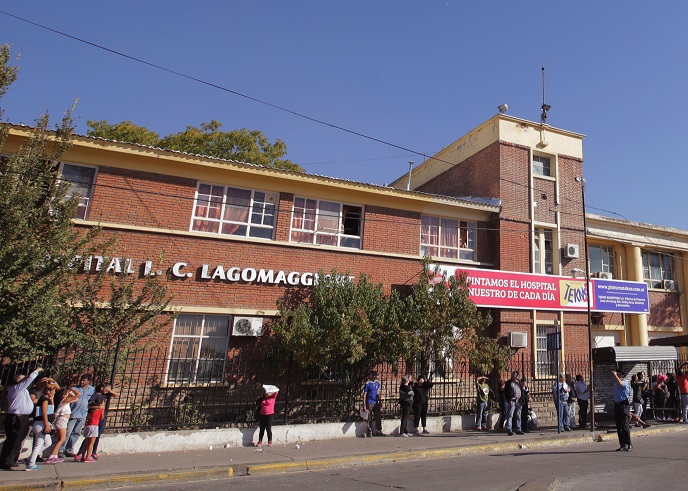 Un hombre se encuentra internado tras ser apretado entre un camión y la máquina cargadora