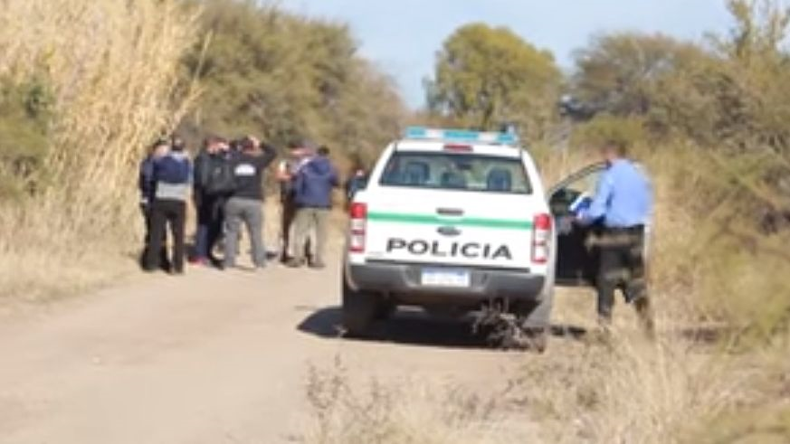 Hallaron el cuerpo de una mujer enterrado en el patio de su casa en San Luis