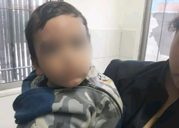 Abandonó a un bebé de un año en un coche, con una mamadera y un papel escrito: «Lo dejo porque estoy en la calle»