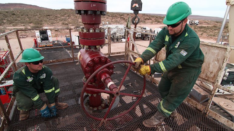 Petroleros amenazan con paro de 24 horas para el jueves