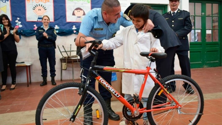 Con tan solo 9 años lo agasajaron por devolver 25 mil pesos