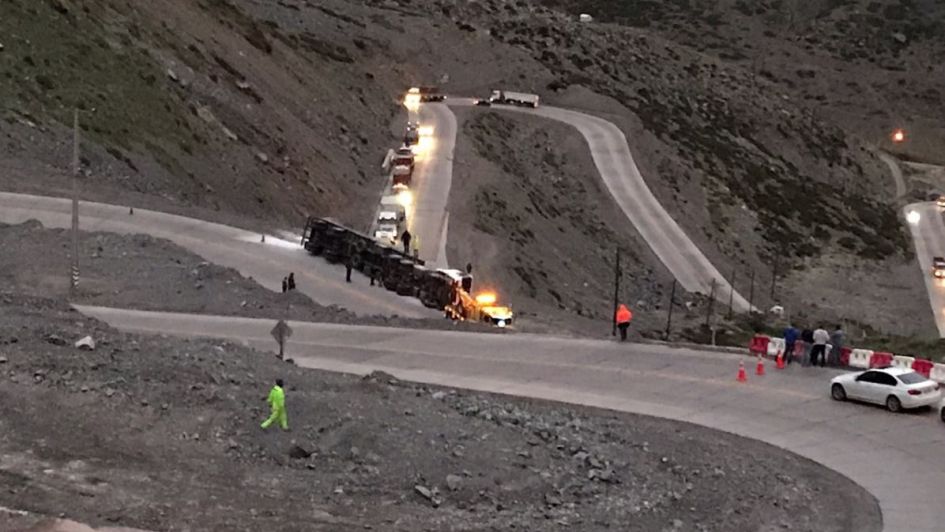 Volcó un camión que viajaba hacia Mendoza en los caracoles chilenos