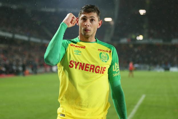 Desapareció el avión donde viajaba el futbolista argentino Emiliano Sala