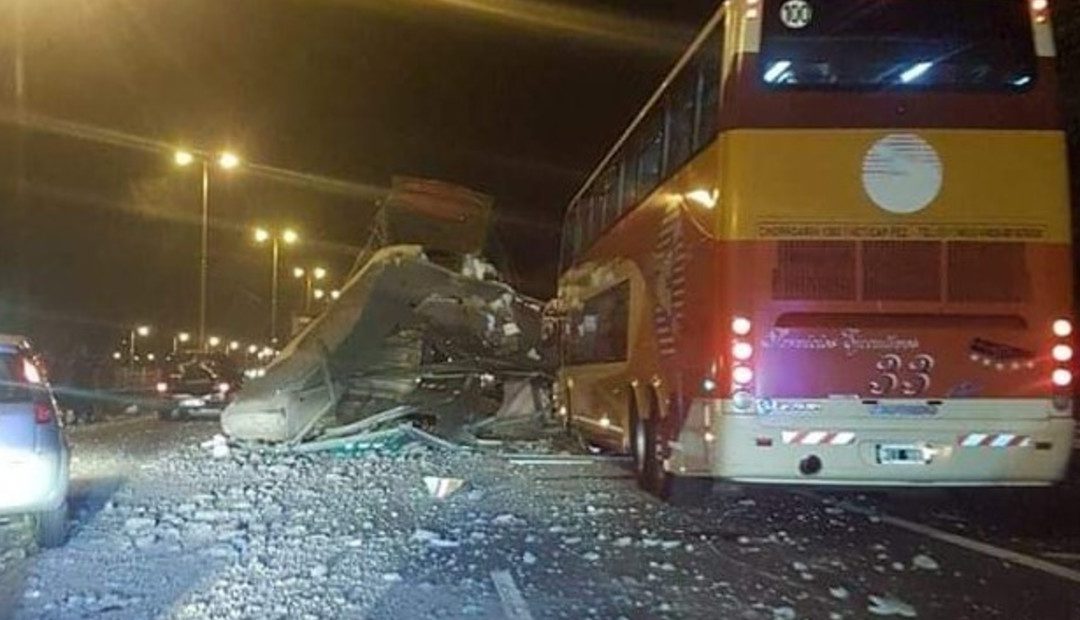 Un camión derribó el puente de una Autopista en Buenos Aires