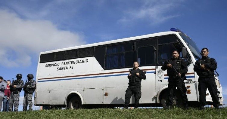 Atacaron a los tiros a un micro que trasladaba a internos en Santa Fe: Hay 4 prófugos
