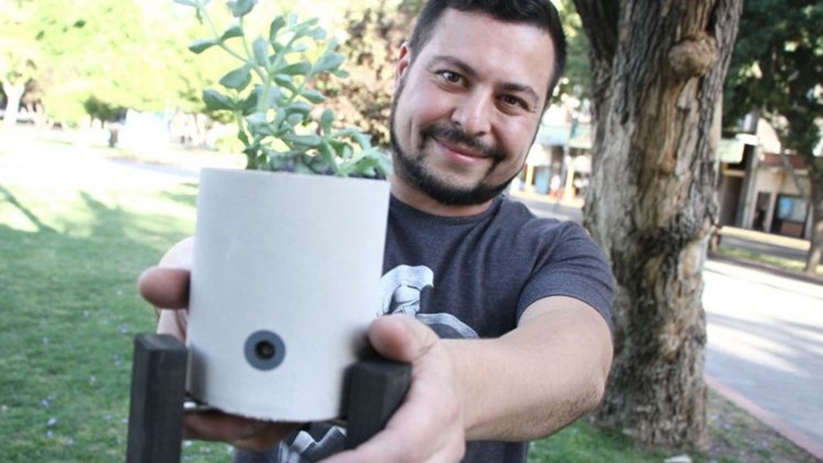 Crearon una maceta inteligente que avisa cuando la planta necesita agua