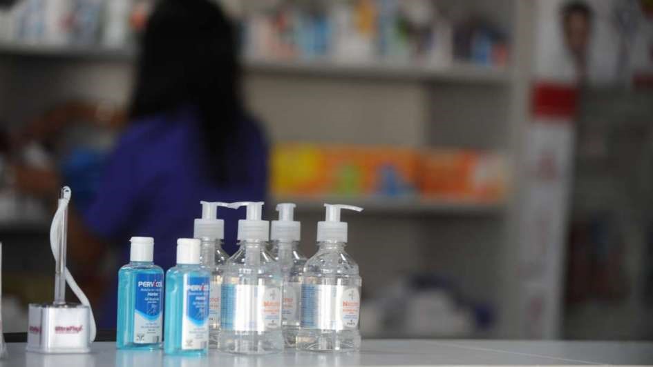 Investigan a Farmacity por tener 9.000 botellas de alcohol en gel en un depósito