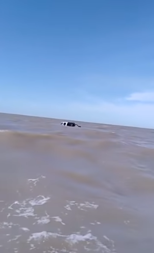 En medio de la cuarentena fue a pescar y la marea se llevó su camioneta