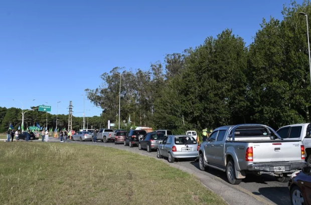 Vecinos de Pinamar se agruparon en la ruta e impidieron el paso a turistas