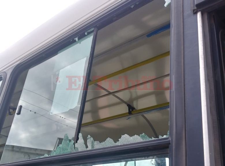 Dirigentes de UTA apedrearon colectivos de Xibi-Xibi por no acatar el paro