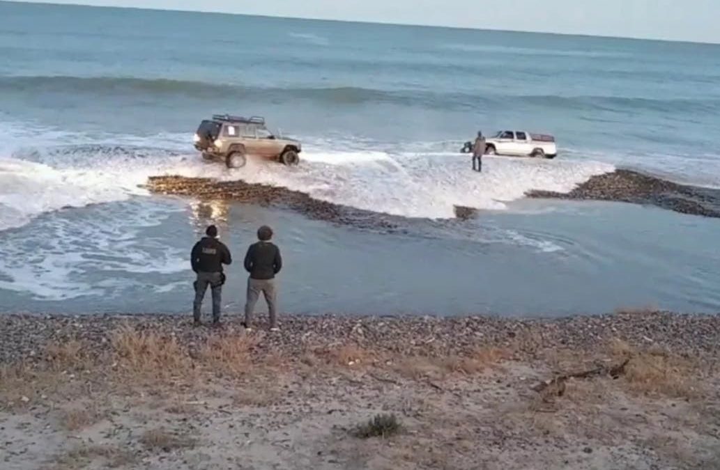 Fue a pescar y la marea le llevó la camioneta