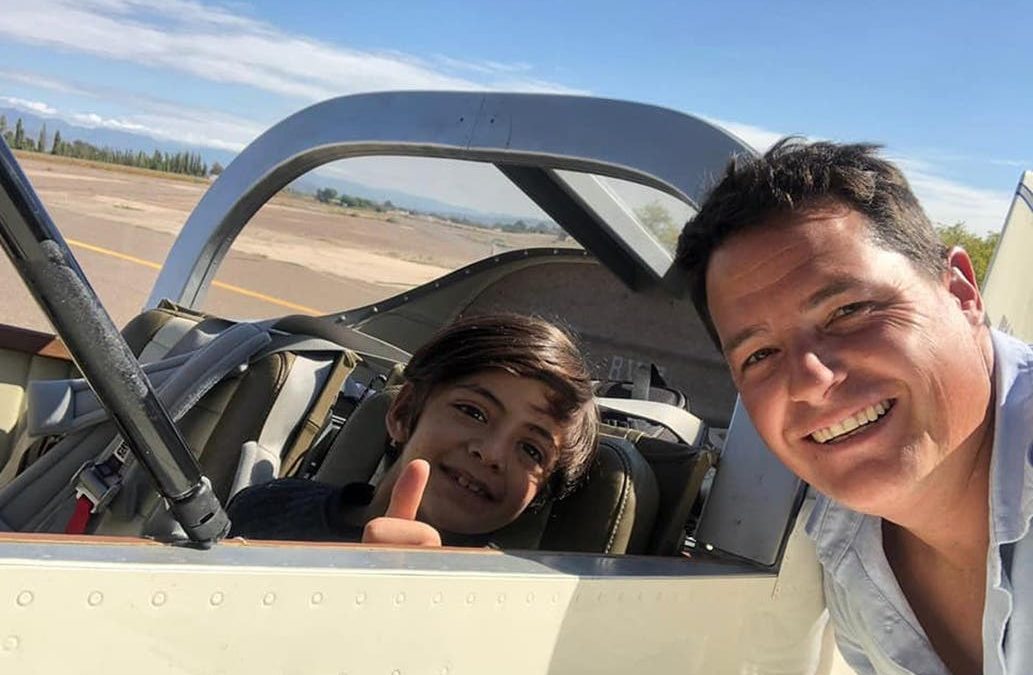Un  piloto cruzó el país para llevarle medicamentos a un niño en San Juan