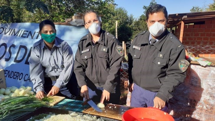 Policías sirven el almuerzo en un barrio carenciado