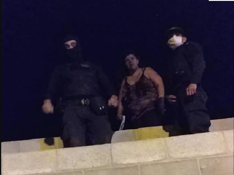Dos policías rescataron a tres personas en un incendio
