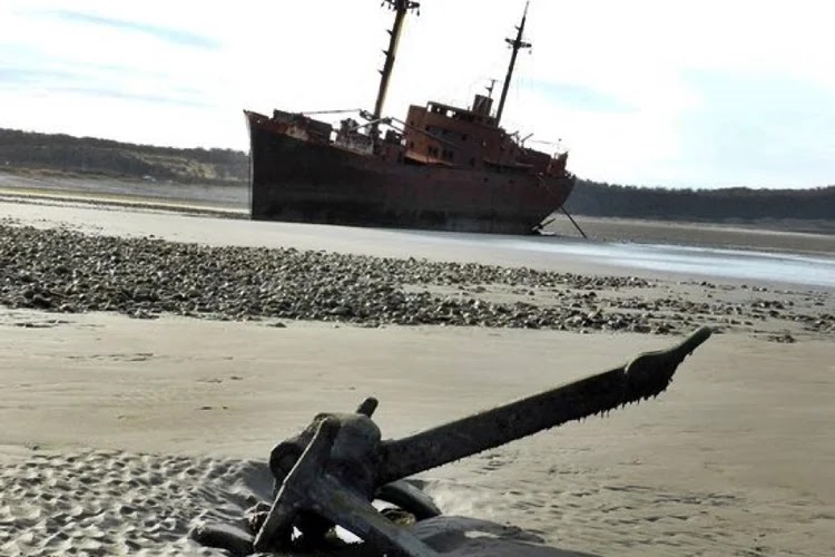 Insólito: roban anclas de 1.600 kilos de un barco varado en las costas de Tierra del Fuego