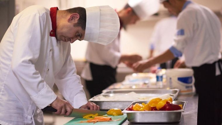 Hotelería y gastronomía son los sectores de mayor caída de toda la economía