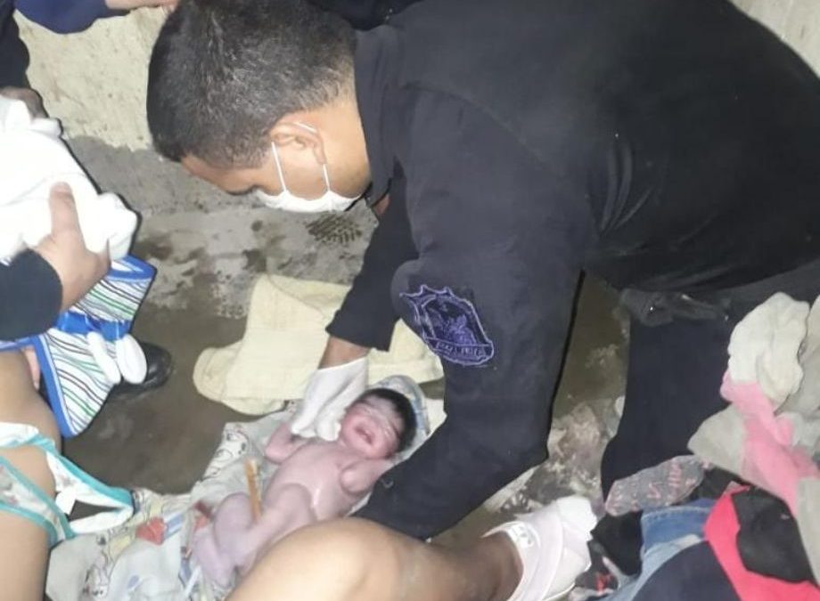 Con ayuda de un grupo de policías, dio a luz en el baño de su vivienda