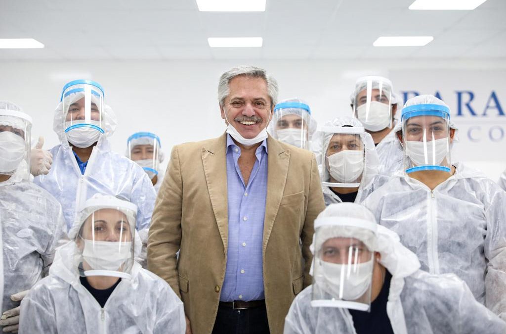 El Presidente visitó una empresa de autopartes que hoy fabrica barbijos y pidió a los trabajadores no bajar los brazos
