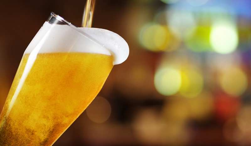 Locura en el interior de un supermercado, se tomó una cerveza sin pagar y le pegó a un policía