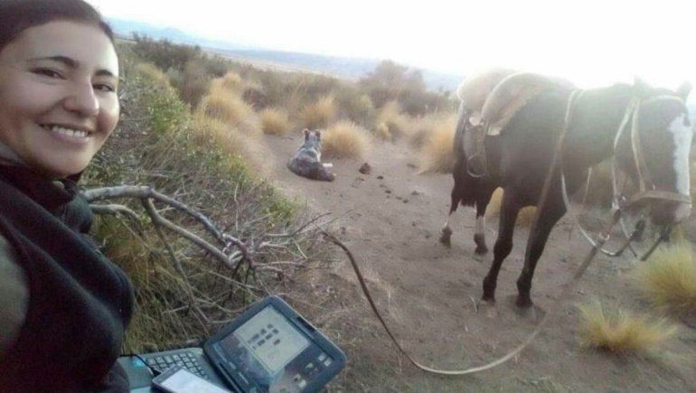 Sale a caballo a buscar señal de internet para recibirse de profesora de Geografía