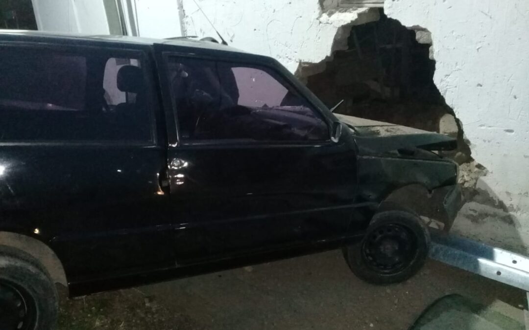 Accidente en Villa Seca: un auto terminó en la pared de una vivienda