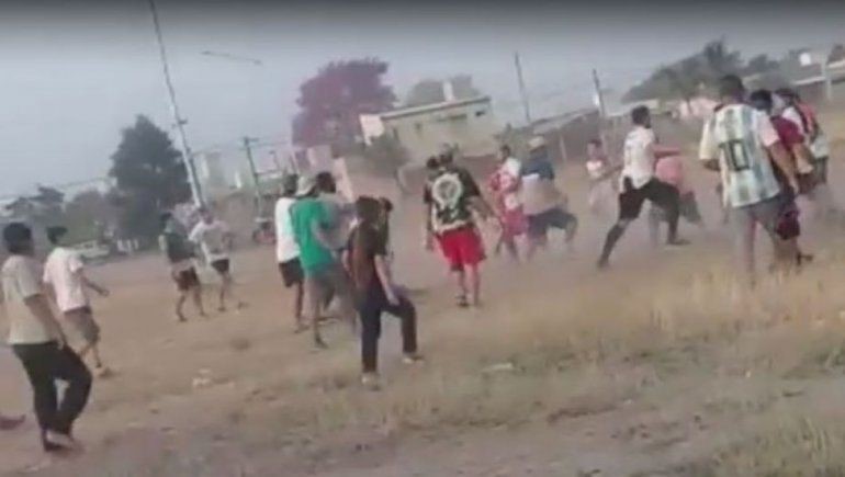 Rompieron la cuarentena para jugar al fútbol y terminaron a las trompadas