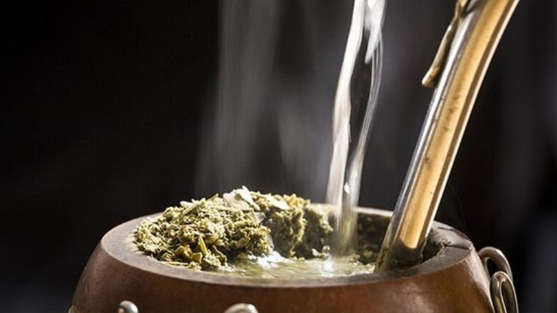 Amenazan con sacar todos los paquetes de yerba de un pueblo si siguen compartiendo el mate