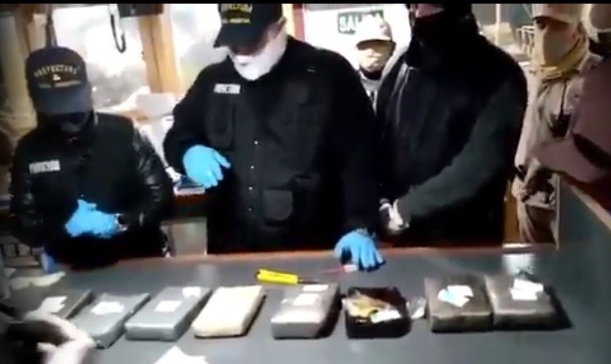 Barco pesquero «capturó» 10 kilos de cocaína del fondo del mar