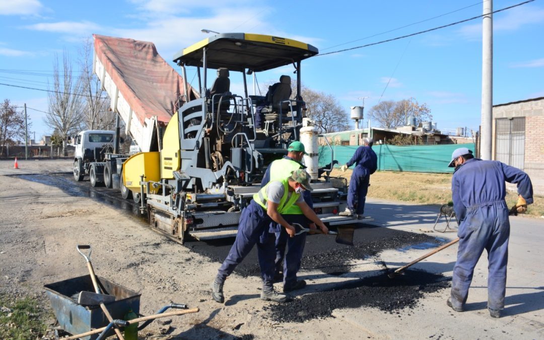 Firman acuerdo para cinco obras de asfalto en el departamento de Tunuyán