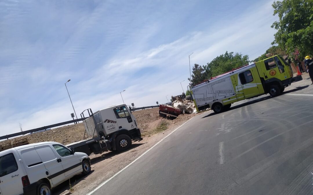 Volcó un camión en el acceso sur