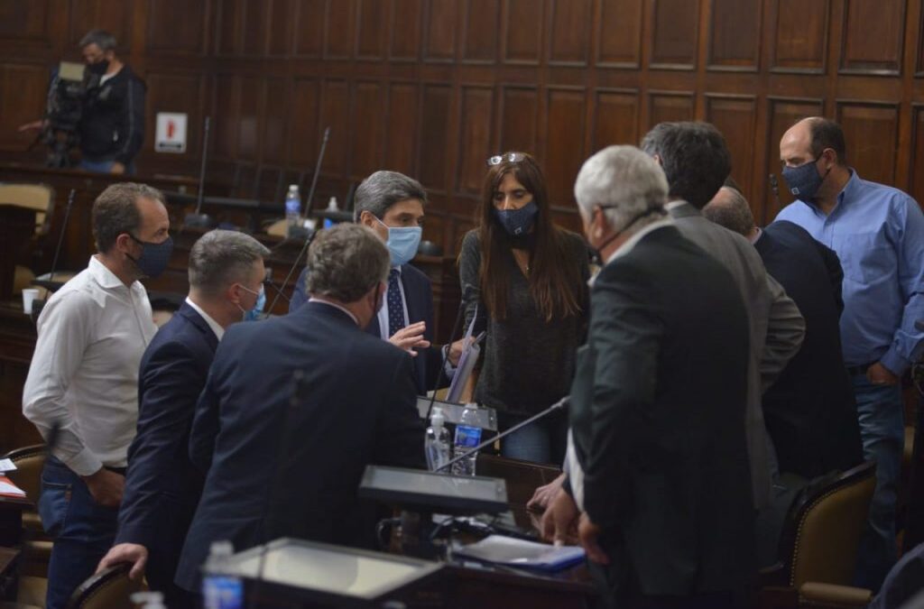 El Senado aprobó el presupuesto con roll-over por un año y deuda por 160 millones de dólares