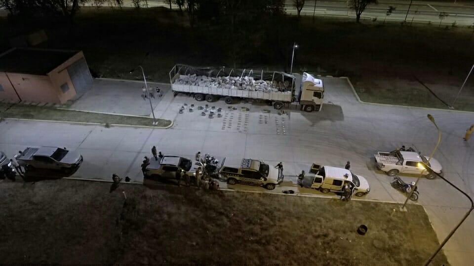 Desbarataron una banda que transportaban droga y que la escondían entre zapallos y batatas