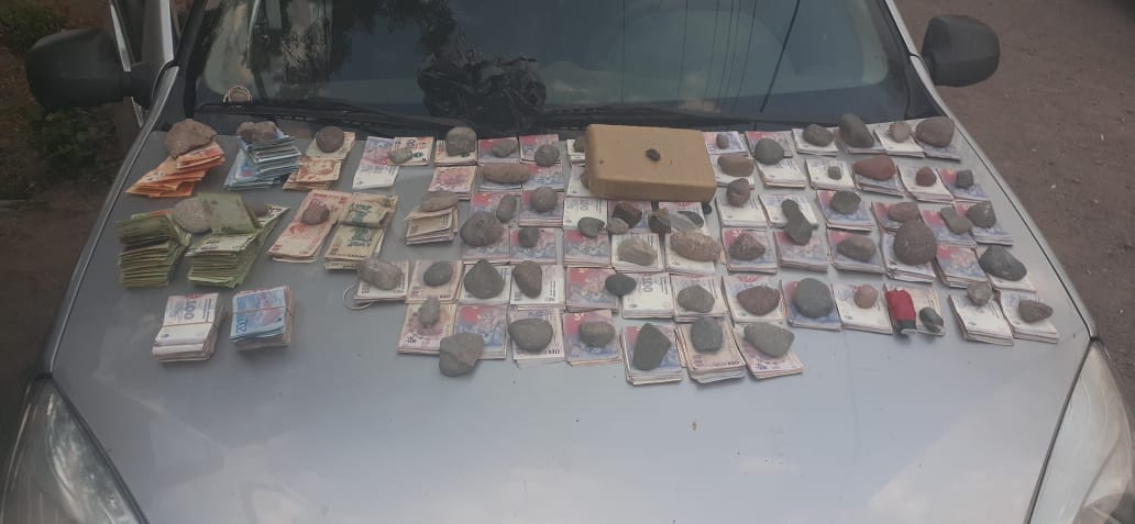 Dos detenidos con marihuana y más de 200 mil pesos