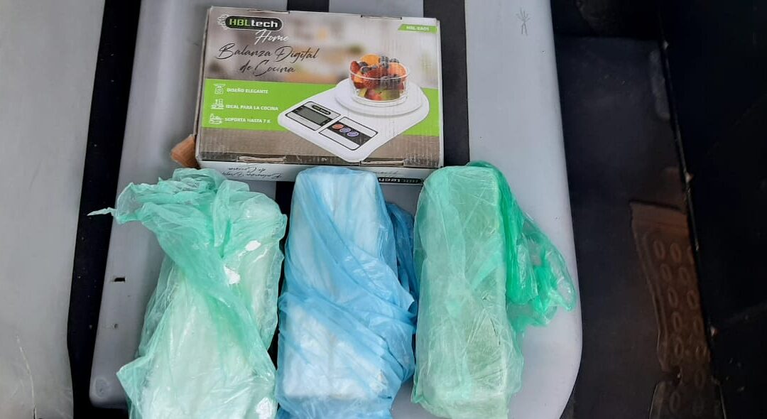 Tres hombres y una mujer fueron detenidos con más de 3 kilos de cocaína y 31 mil pesos