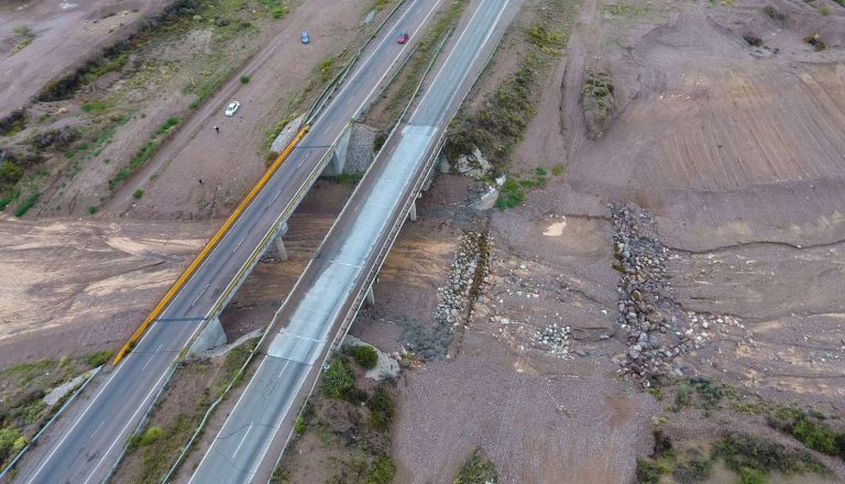 Legisladores cantaron, en tono irónico, el feliz cumpleaños a los puentes caídos y que aún no arreglan en la Ruta 40
