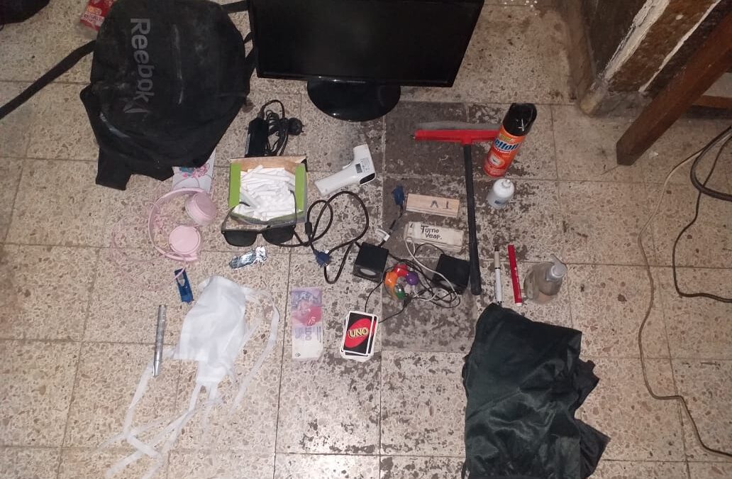 Los atrapó la policía mientras robaban en una escuela